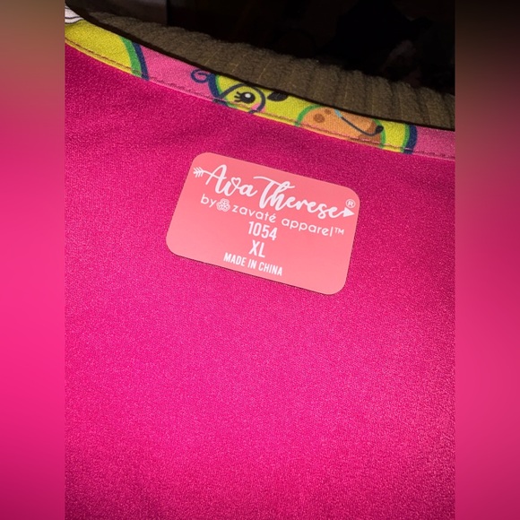 Pink Patterned Scrub Top Women’s XL - Picture 3 of 5